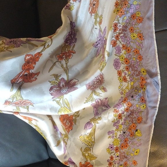 Vintage Scarf - Picture 3 of 9